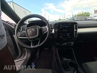 2023 Volvo XC40 B5 Core – miniatura 7