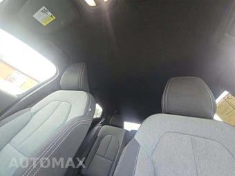 2023 Volvo XC40 B5 Core – miniatura 8
