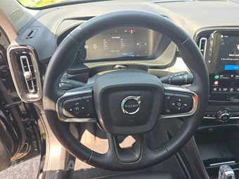 2023 Volvo XC40 B5 Plus Bright Theme – miniatura 10