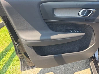 2023 Volvo XC40 B5 Plus Bright Theme – miniatura 9