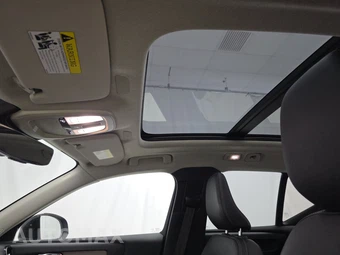 2023 Volvo XC40 B5 Plus Bright Theme – miniatura 14