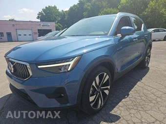 2023 Volvo XC40 B5 Plus Bright Theme