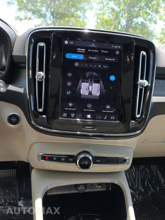 2023 Volvo XC40 B5 Plus Bright Theme – miniatura 10