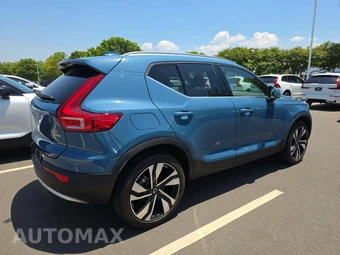 2023 Volvo XC40 B5 Plus Bright Theme – miniatura 4