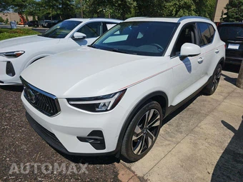 2023 Volvo XC40 B5 Plus Bright Theme