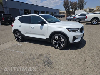 2023 Volvo XC40 B5 Plus Dark Theme – miniatura 3