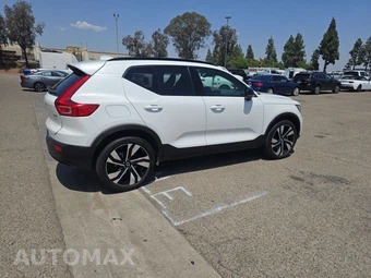 2023 Volvo XC40 B5 Plus Dark Theme – miniatura 4