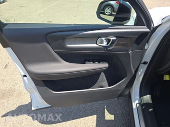 2023 Volvo XC40 B5 Plus Dark Theme – miniatura 9