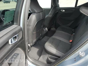 2023 Volvo XC40 B5 Plus Dark Theme – miniatura 6