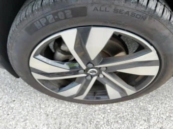 2023 Volvo XC40 B5 Plus Dark Theme – miniatura 3