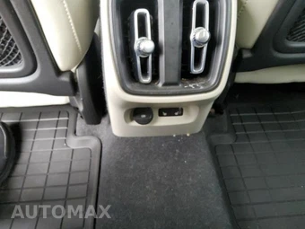 2023 Volvo XC40 B5 Plus Dark Theme – miniatura 9