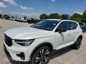 2023 Volvo XC40 B5 Plus Dark Theme