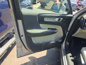 2023 Volvo XC40 B5 Ultimate Bright Theme - miniatura 9