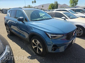 2023 Volvo XC40 B5 Ultimate Dark Theme – miniatura 3