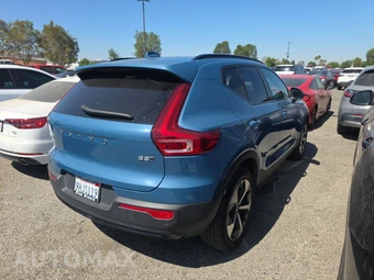 2023 Volvo XC40 B5 Ultimate Dark Theme – miniatura 4
