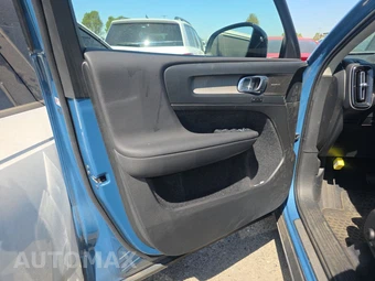 2023 Volvo XC40 B5 Ultimate Dark Theme – miniatura 9