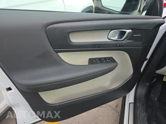 2023 Volvo XC40 B5 Ultimate Dark Theme – miniatura 9