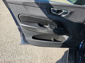 2023 Volvo XC60 B5 Core – miniatura 9