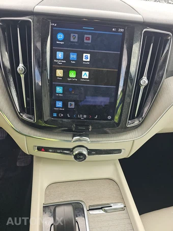 2023 Volvo XC60 B5 Plus Bright Theme – miniatura 11