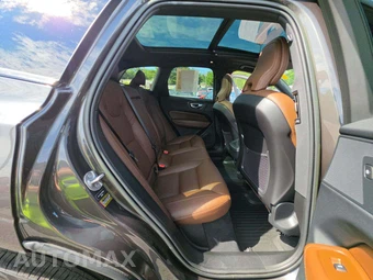 2023 Volvo XC60 B5 Plus Dark Theme - miniatura 13