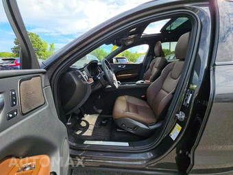 2023 Volvo XC60 B5 Plus Dark Theme - miniatura 3