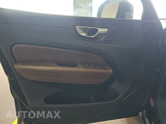 2023 Volvo XC60 B5 Plus Dark Theme - miniatura 9