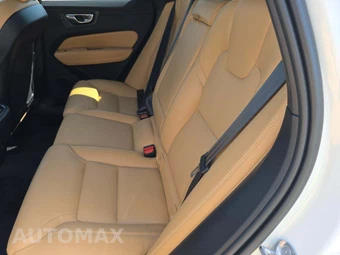 2023 Volvo XC60 B5 Ultimate Dark Theme - miniatura 10