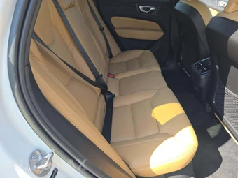 2023 Volvo XC60 B5 Ultimate Dark Theme - miniatura 13
