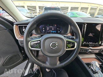 2023 Volvo XC60 B6 Ultimate Dark Theme - miniatura 10