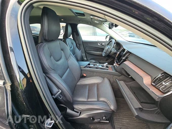 2023 Volvo XC60 B6 Ultimate Dark Theme - miniatura 8