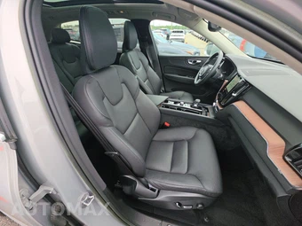 2023 Volvo XC60 Recharge Plug-In Hybrid T8 Plus Bright Theme - miniatura 14