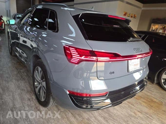2024 Audi Q8 e-tron Premium - miniatura 2