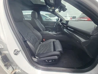 2024 BMW 5 Series Sedan 530i xDrive - miniatura 8