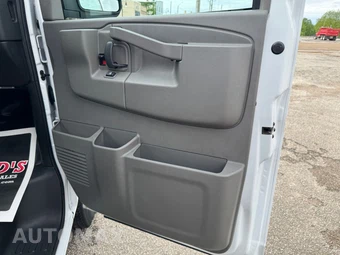 2024 Chevrolet Express 3500 Cargo Van 1WT 135.0" WB - miniatura 17