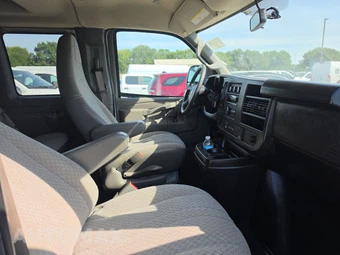 2024 Chevrolet Express 3500 Passenger Van LS 1LS 155.1" WB - miniatura 8