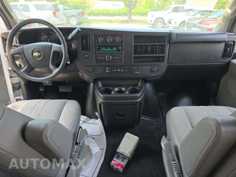 2024 Chevrolet Express 3500 Passenger Van LT 1LT 155.1" WB - miniatura 10