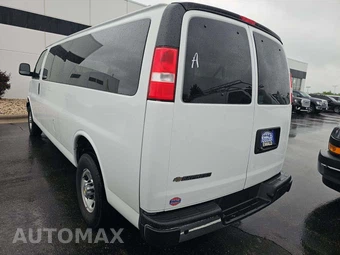 2024 Chevrolet Express 3500 Passenger Van LT 1LT 155.1" WB - miniatura 2