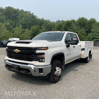 2024 Chevrolet Silverado 3500HD Cab Chassis Work Truck Crew Cab 1WT DRW - samochód z USA z aukcji Manheim, oferta Kup Teraz w AUTOMAX