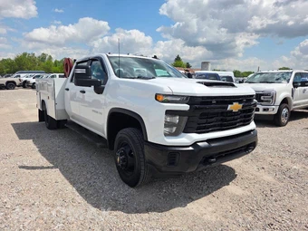 2024 Chevrolet Silverado 3500HD Cab Chassis Work Truck Crew Cab 1WT DRW - samochód z USA z aukcji Manheim, oferta Kup Teraz w AUTOMAX