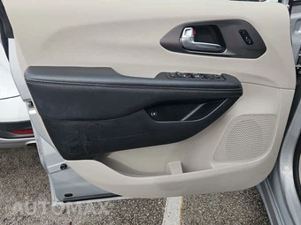 2024 Chrysler Pacifica Hybrid Select 121.6" WB - miniatura 9