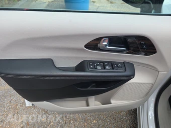 2024 Chrysler Pacifica Limited 121.6" WB - miniatura 9