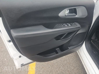 2024 Chrysler Pacifica Touring 121.6" WB - miniatura 9