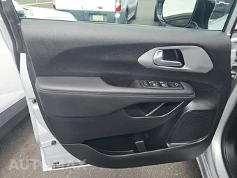2024 Chrysler Pacifica Touring 121.6" WB - miniatura 9