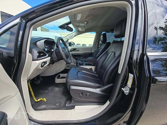 2024 Chrysler Pacifica Touring L 121.6" WB - miniatura 3