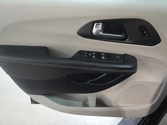 2024 Chrysler Pacifica Touring L 121.6" WB - miniatura 9