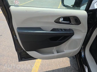 2024 Chrysler Pacifica Touring L 121.6" WB - miniatura 9