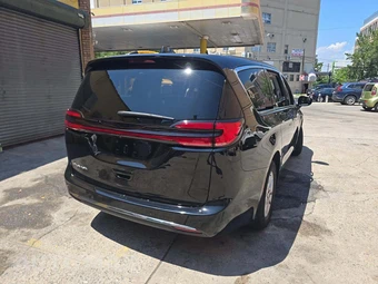 2024 Chrysler Pacifica Touring L 121.6" WB - miniatura 3