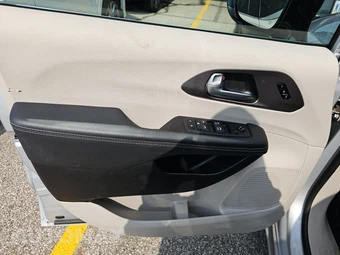 2024 Chrysler Pacifica Touring L 121.6" WB - miniatura 9