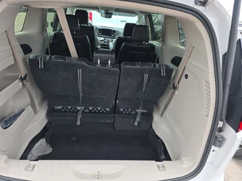 2024 Chrysler Pacifica Touring L 121.6" WB - miniatura 24