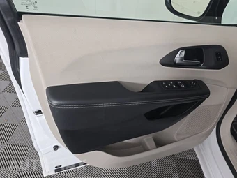 2024 Chrysler Pacifica Touring L 121.6" WB - miniatura 9